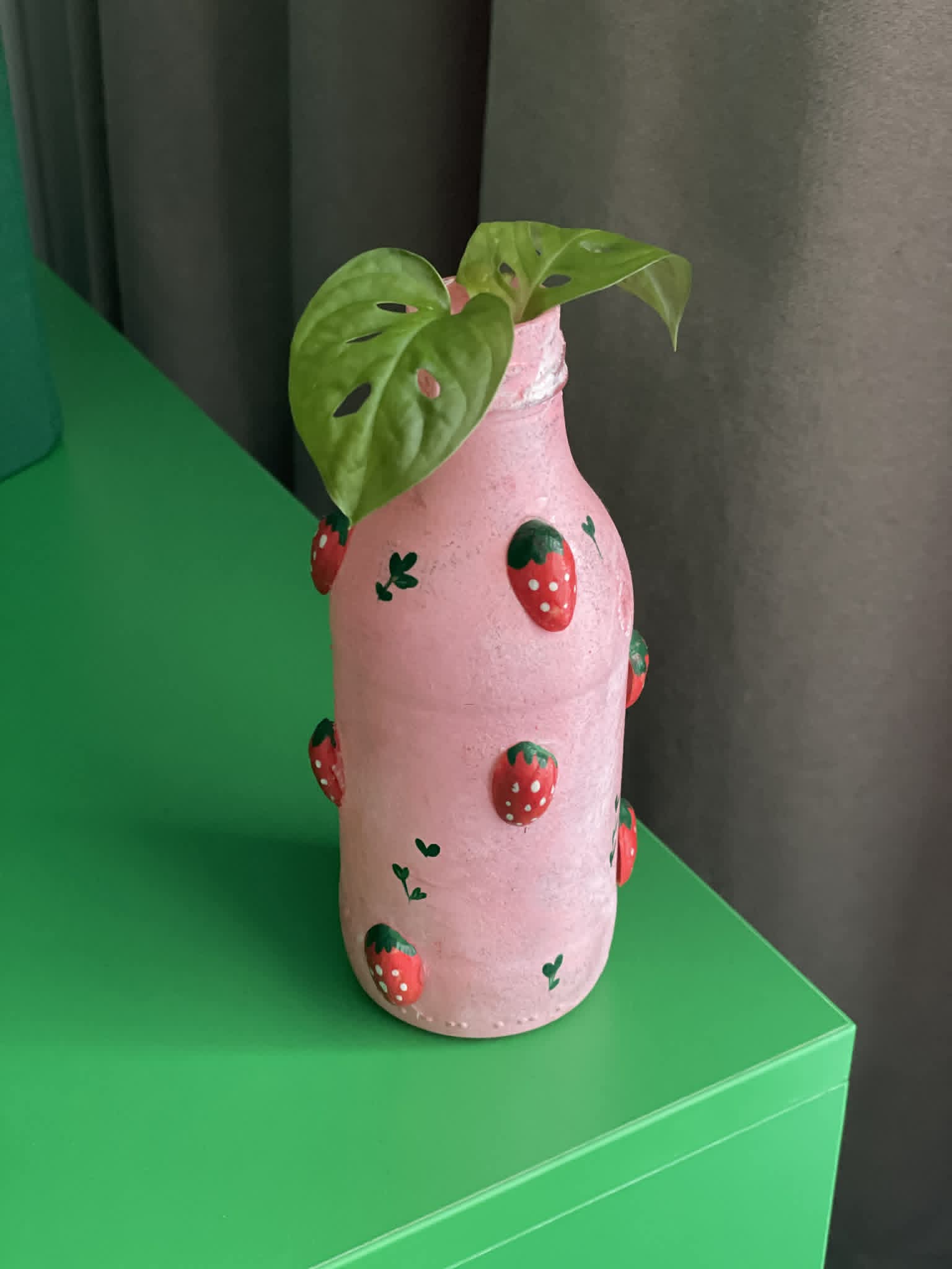 Butelka ozdobiona łupinami pistacji