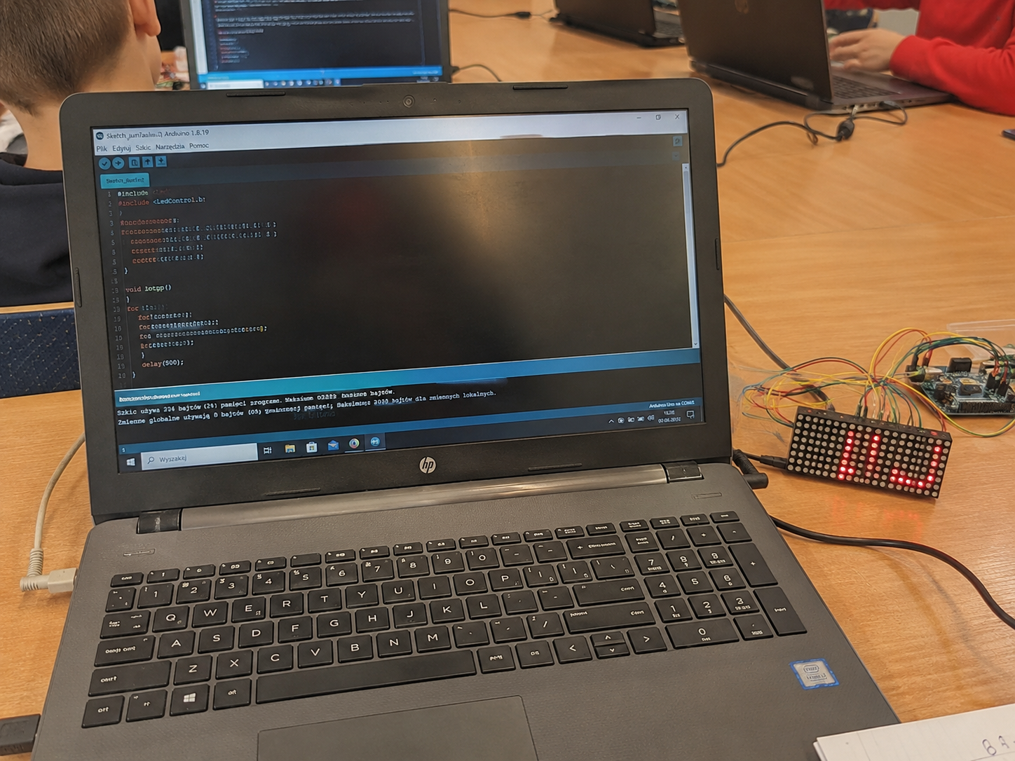 Zajęcia z programowania — kod wyświetlony na tablicy
