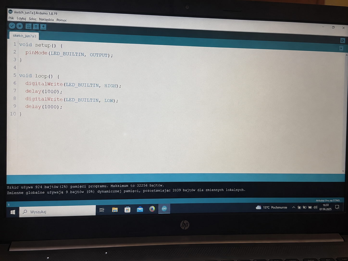 Dzieci piszą pierwszy program na zajęciach