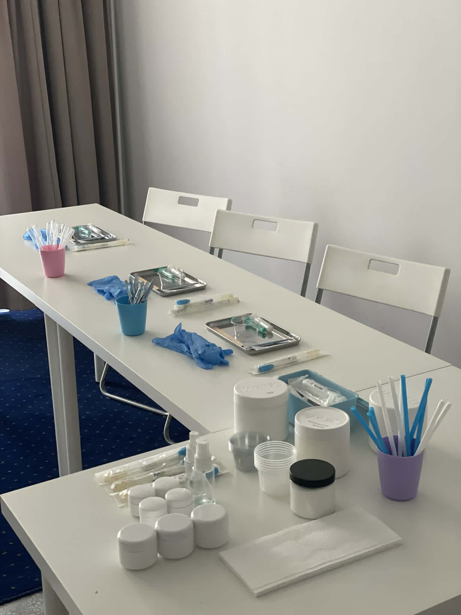 Blat z materiałami i odczynnikami do warsztatów przyrodniczych