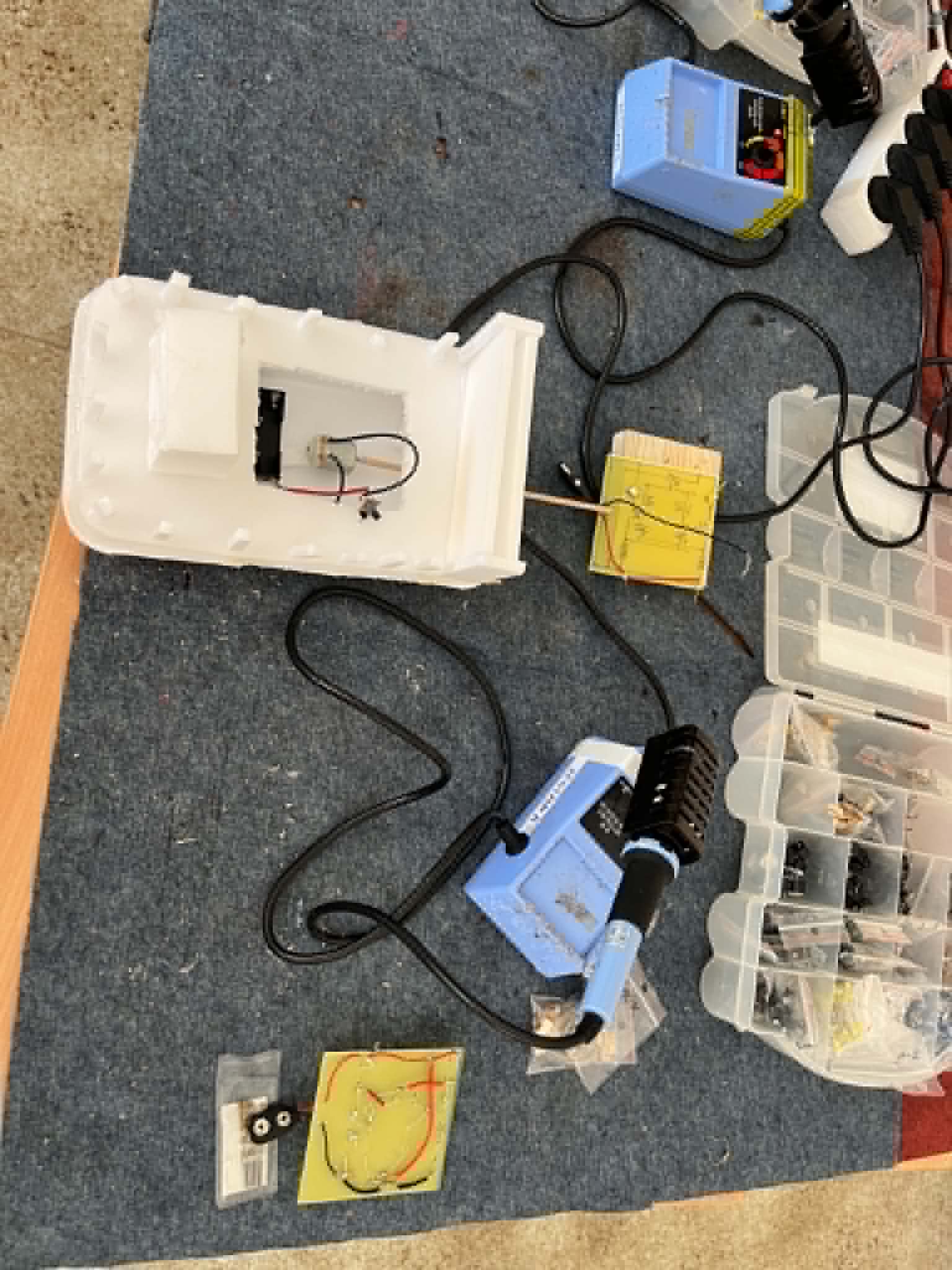 Model łodzi i komponenty elektroniczne
